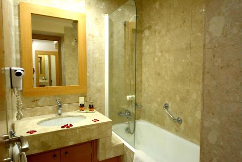 Koupelna v ubytování Oasis Hotel & Spa