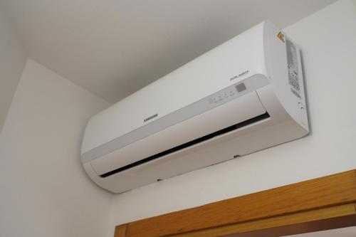 a white air conditioner hanging from a ceiling at APPARTAMENTO AL FORTE in Rivoli Veronese