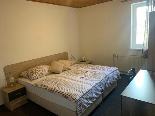 a bedroom with a bed and a window at Hostinec v Zátoce in Horní Těrlicko