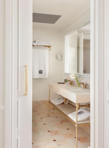 a bathroom with a sink and a mirror at Gran hotel Brillante in San Esteban de Pravia