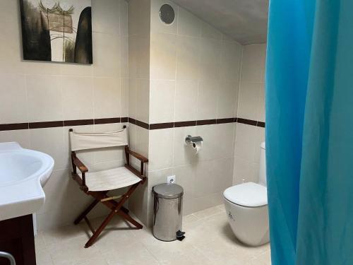 een badkamer met toilet en wastafel bij ATICO DUPLEX UMA in Benicarló