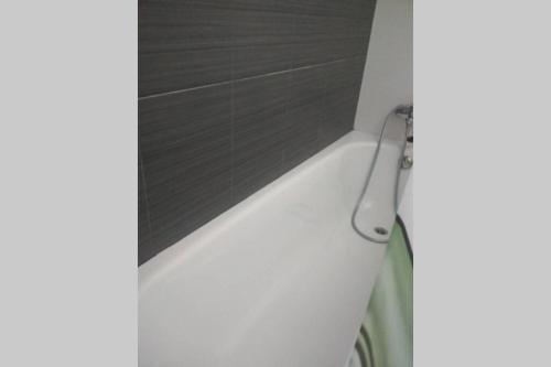 a white bath tub with a chain in a bathroom at Atico con vistas únicas. VT-LR-1352 in Entrena