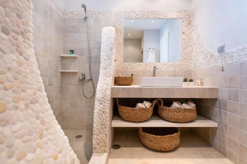 bagno con lavandino e specchio di Irene's House in Aliki ad Aliki