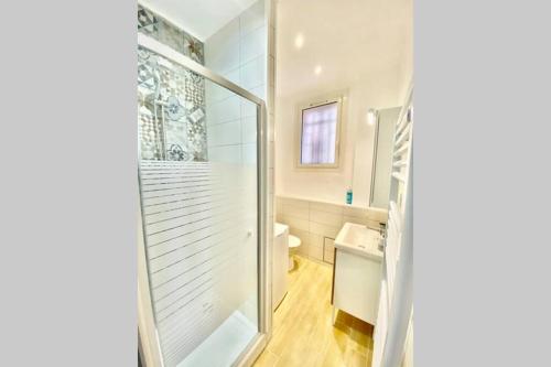 une salle de bain avec une douche, des toilettes et un lavabo dans l'établissement Studio cosy - Proche Gare & Centre ville, à Toulon