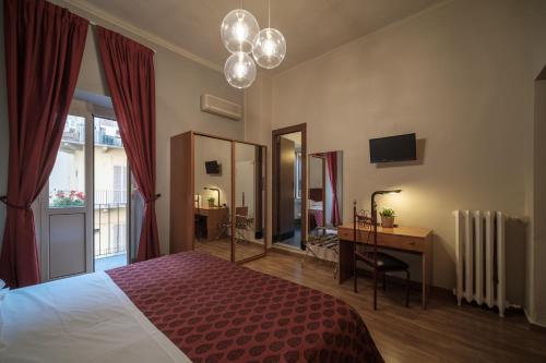 Tempat tidur dalam kamar di Hotel Italia
