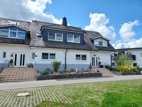 uma casa branca com um telhado em Ferienhaus Magasch em Mittenwalde