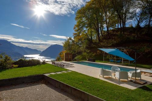 ベッラージョにあるVilla Ponti Bellavistaの山々の景色を望むプール(椅子付)