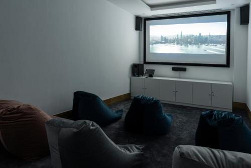 a living room with couches and a flat screen tv at Dara Qurtubah Hotel in Riyadh