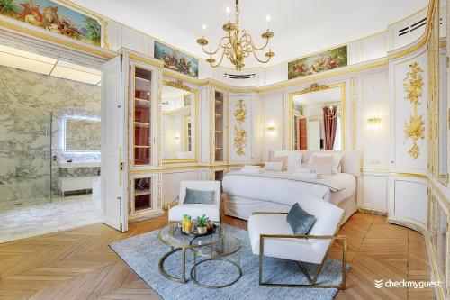 um quarto com 2 camas e um lustre em CMG Malesherbes em Paris