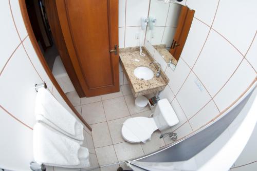 an overhead view of a bathroom with a sink and a toilet at Nelson Praia Hotel in Cassino