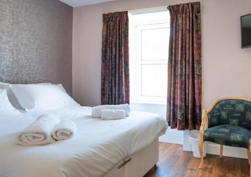 um quarto com uma cama com toalhas em Apartment 16 em Castle Douglas