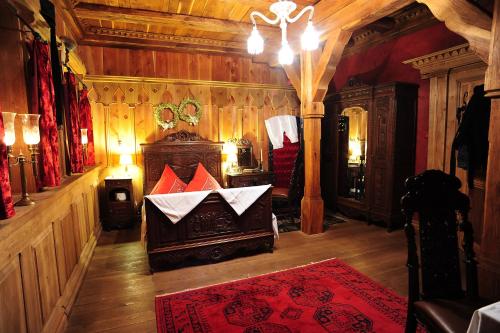 1 dormitorio con cama y alfombra roja en Klausenhof en Bornhagen