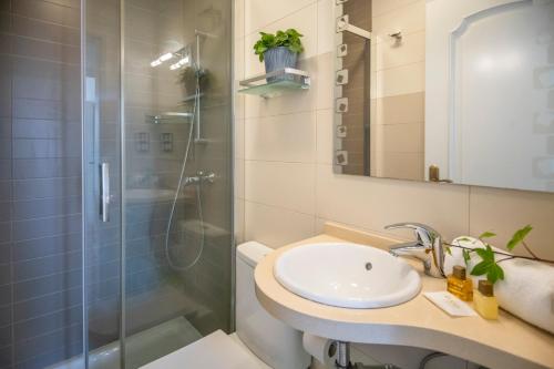 a bathroom with a sink and a glass shower at ARENDA Pino Alto Villa Lemon in Miami Platja