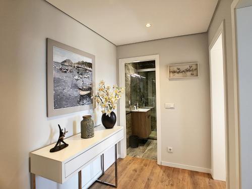 una sala de estar con una mesa y una foto en la pared en Paradise Apartment by LovelyStay en Funchal