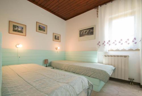 - 2 lits dans une chambre avec fenêtre dans l'établissement Villa Anna, à Novigrad