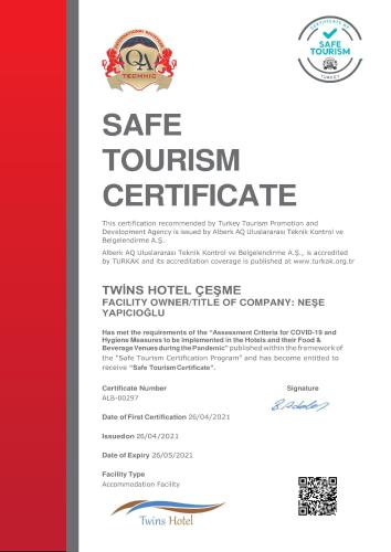 Twins Hotel Çeşmeに飾ってある許可証、賞状、看板またはその他の書類