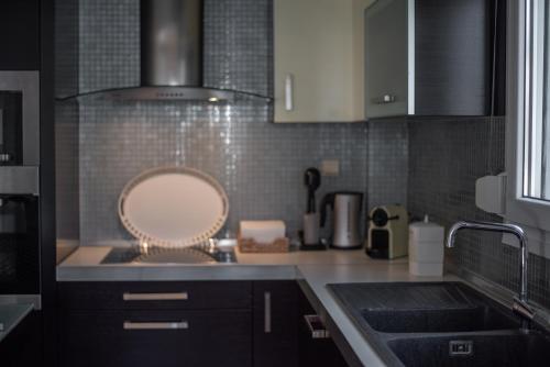 イラクリトサにあるVilla Kallistiのシンクとカウンタートップのあるキッチン