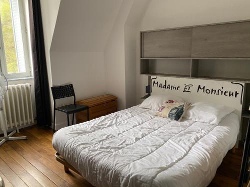 una camera da letto con un grande letto con una grande testiera di La bourboule Appartement a La Bourboule