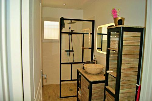 une salle de bain avec un lavabo et un miroir dans l'établissement La Petite Maison en Provence, à Saint-Rémy-de-Provence