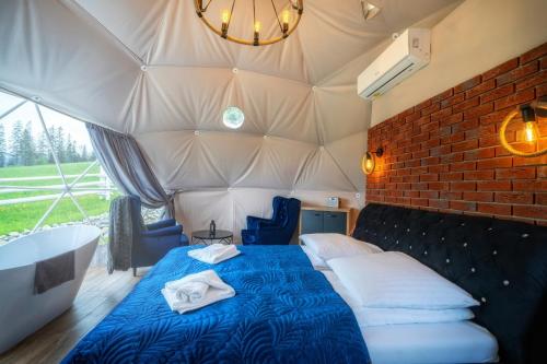 Кровать или кровати в номере Mountain Glamp & Jacuzzi