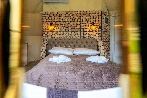 Кровать или кровати в номере Mountain Glamp & Jacuzzi