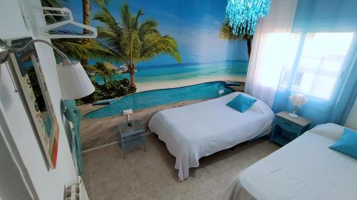 een slaapkamer met 2 bedden en een muurschildering van een strand bij Hawaii Fira Barcelona in Hospitalet de Llobregat