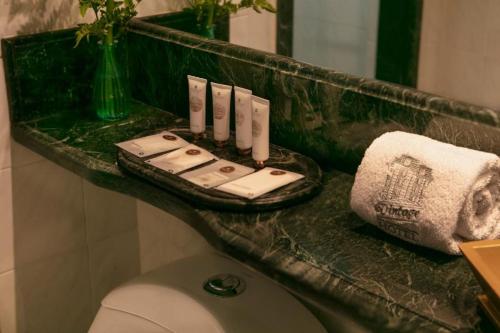 y baño con lavabo, aseo y espejo. en Hotel Vintage, en Bogotá