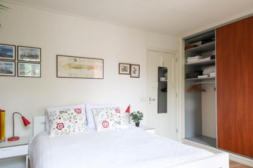 a bedroom with a white bed with pillows on it at Logement het Herenwaltje in Leeuwarden