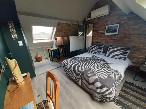 een slaapkamer met een bed met zebraprint in een kamer bij Groot GENOEGEN - 50 North - with AIRCO in Herne