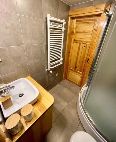 a bathroom with a sink and a shower at Dom Mazurski Klimat in Wiartel Mały
