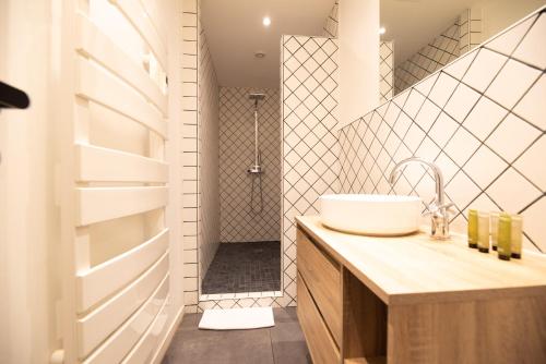 une salle de bain avec un lavabo et une douche dans l'établissement MBM - Center of paris, à Paris