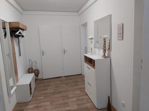 een kamer met witte muren en een witte koelkast bij Ferienwohnung Sonne in Waidhofen an der Ybbs