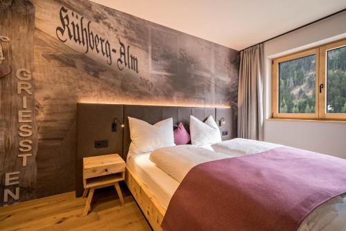 1 dormitorio con 1 cama y un cartel en la pared en Seebrunn - Kühberg Alm, en Ultimo