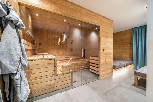 a bathroom with a sauna with wooden walls at Seebrunn - Außere Schwemmalm in Ultimo