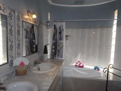 een badkamer met een bad en een wastafel bij Ferienhaus Casa Yelmo in Cala Mendia
