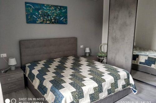 ein Schlafzimmer mit einem Bett und einem Wandgemälde in der Unterkunft Home sweet home appartamento ricco di comfort in Palermo