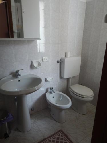 bagno con servizi igienici e lavandino di HOTEL MILANO a Loano