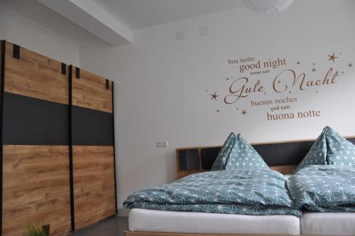 1 dormitorio con 1 cama con almohadas azules en Apartment Auszeit en Kirchberg an der Pielach