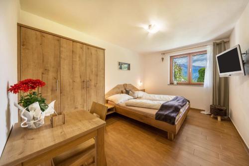Postel nebo postele na pokoji v ubytování Pfandlerhof Ferienwohnung Rot