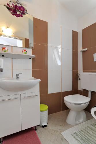 Apartments and Rooms Anika