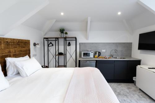 una camera con letto bianco e una cucina di Park View a Falmouth