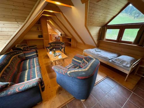 ヴィシュナ・ボチャにあるApartmány SKI Čertovicaのキャビン内のリビングルームのオーバーヘッドビュー