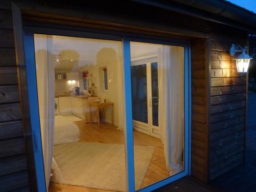 una puerta corredera de cristal en una habitación con baño en Cottage Blagnac, en Beauzelle