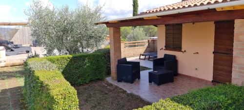 a pergola with a set of speakers on a patio at Locanda Mossa Dei Barbari in Buriano