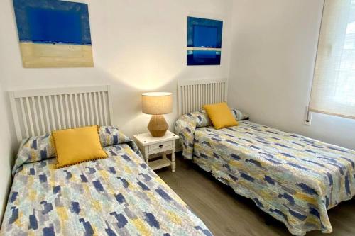 A bed or beds in a room at Apartamento espectacular cerca de la playa