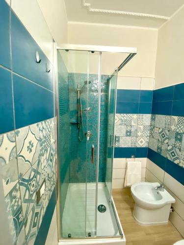 a bathroom with a shower and a toilet at Sperlonga Paradise Suites 500m dal mare in estate Servizio navetta per Sperlonga centro in Sperlonga