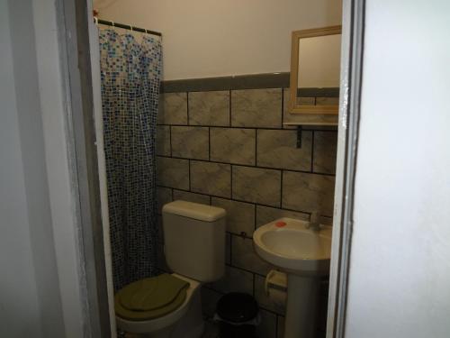 ein kleines Bad mit WC und Waschbecken in der Unterkunft Condomínio Mar Azul in Salvador