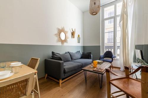 un salon avec un canapé et une table dans l'établissement L'Occitane - Idéalement situé et entièrement rénové, à Marseille