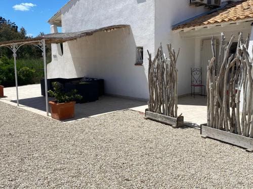 a patio with a white building and some plants at Le Mas de Cocagne in Saintes-Maries-de-la-Mer