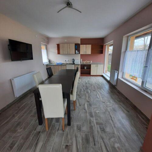 Dapur atau dapur kecil di Sanyi Vendégház